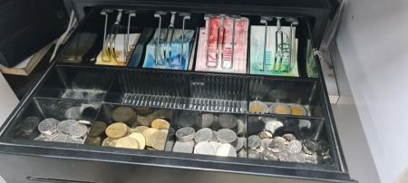 مداهمة محلات ومصادرة سيارات وأموال